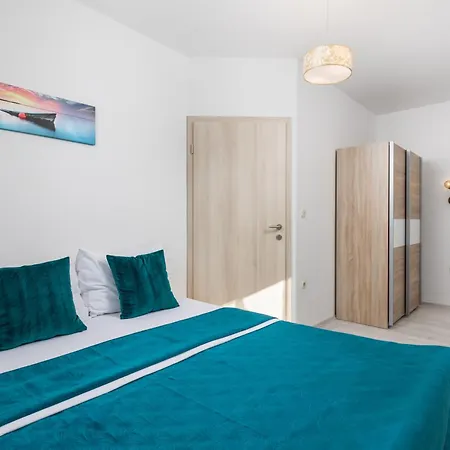 17589b Apartment *