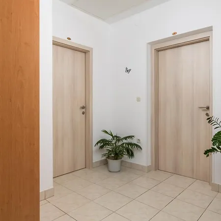 Apartment 17589b *
