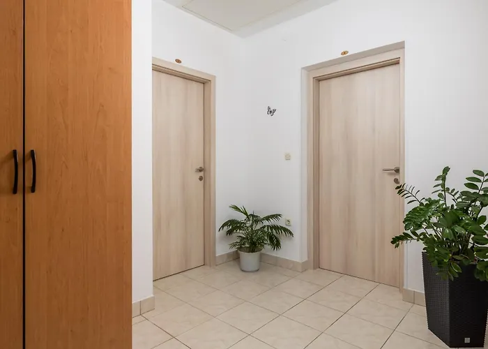 Apartment 17589b *